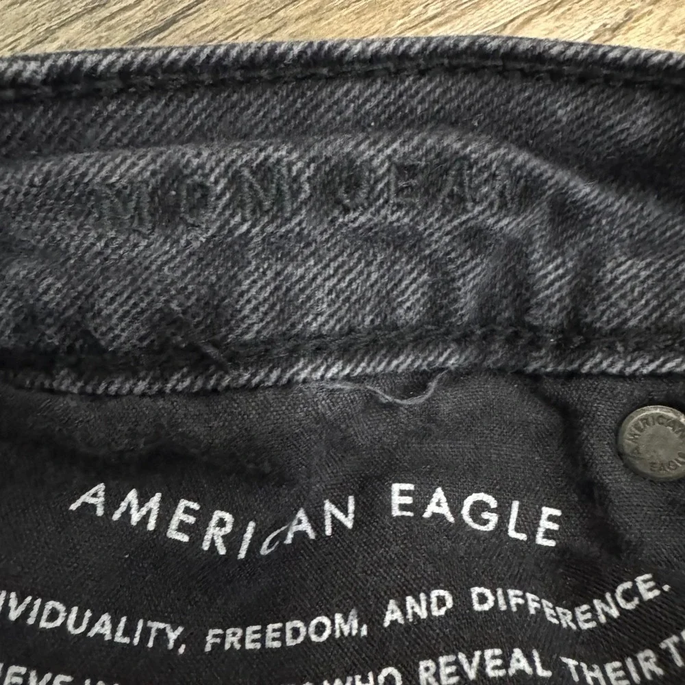 American Eagle Black Distressed Jeans 4 Stretch High Rise Straight Mom Raw Hem